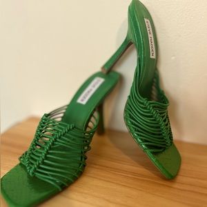 Sleek and comfortable women’s heel “Bonds” in faux green crocodile.